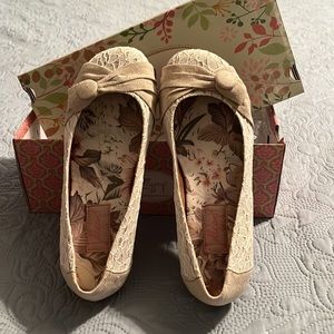 Lace and linen jelly pop shoes